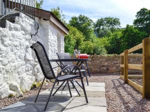 uma mesa e cadeiras sentadas num pátio em Ty-Gwyn em Abergavenny