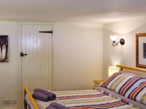 um quarto com uma cama e uma porta branca em Ty-Gwyn em Abergavenny