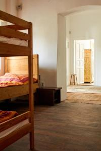 Двухъярусная кровать или двухъярусные кровати в номере Vadrózsa Vendégház Rácalmás