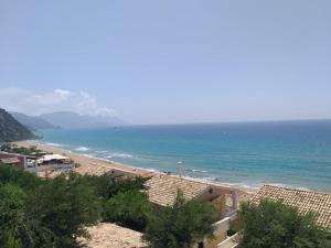 Blick auf den Strand mit dem Meer in der Unterkunft Glyfada New Era Home 107 Menigos Resort Apartments in Glyfada