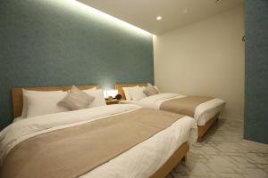 two beds in a hotel room with at 2nd floor of 3rd NEO building - Vacation STAY 88300 in Sapporo