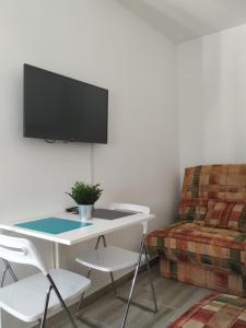 sala de estar con mesa y sofá en Studio apartman, en Bajina Bašta