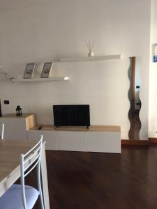 een woonkamer met een flatscreen-tv op een bank bij Dali House Airport And Fiera in Fiumicino