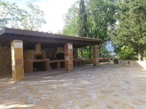 een paviljoen met een open haard in een stenen patio bij Il Conventino in Terranuova Bracciolini