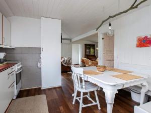 cocina y comedor con mesa blanca y sillas en 6 person holiday home in Faxe Ladeplads, en Fakse Ladeplads