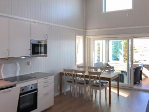 uma cozinha e sala de jantar com mesa e cadeiras em Holiday home Dyrvik IV em Dyrvik