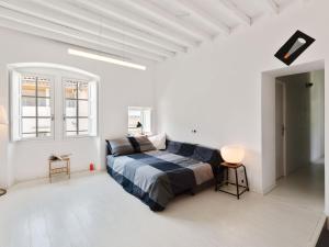 Tempat tidur dalam kamar di Holiday Home in Avignon next to the City Centre