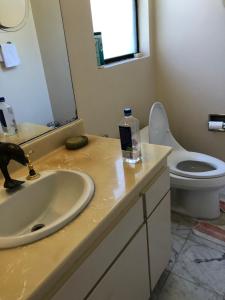 Ένα μπάνιο στο Hollywood Hills private room +13 φωτογραφίες