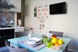 - une cuisine avec une table et un bol de fruits dans l'établissement Le case di Ninni - Monfenera, à Palerme