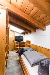 Kama o mga kama sa kuwarto sa Alpenhotel Tyrol - Konzepthotel - adults only