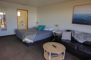 Voodi või voodid majutusasutuse Nugget View Kaka Point Motels toas