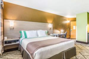 Postel nebo postele na pokoji v ubytování GuestHouse Inn & Suites Poulsbo