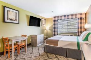 Postel nebo postele na pokoji v ubytování GuestHouse Inn & Suites Poulsbo