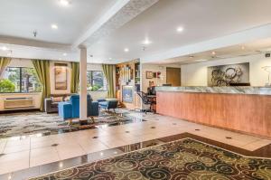 Posezení v ubytování GuestHouse Inn & Suites Poulsbo + 19 fotografií