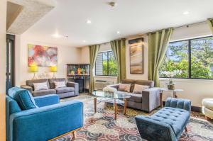 Posezení v ubytování GuestHouse Inn & Suites Poulsbo
