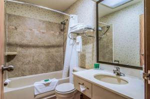 Koupelna v ubytování GuestHouse Inn & Suites Poulsbo
