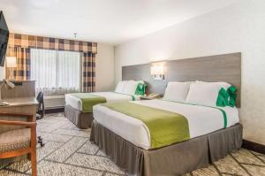 Postel nebo postele na pokoji v ubytování GuestHouse Inn & Suites Poulsbo