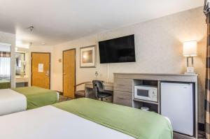 TV a/nebo společenská místnost v ubytování GuestHouse Inn & Suites Poulsbo