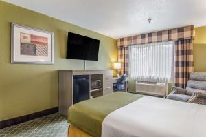Postel nebo postele na pokoji v ubytování GuestHouse Inn & Suites Poulsbo