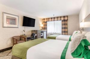 Postel nebo postele na pokoji v ubytování GuestHouse Inn & Suites Poulsbo