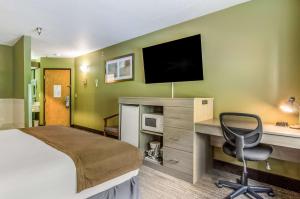 TV a/nebo společenská místnost v ubytování GuestHouse Inn & Suites Poulsbo