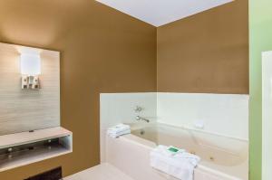 Koupelna v ubytování GuestHouse Inn & Suites Poulsbo
