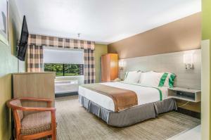 Postel nebo postele na pokoji v ubytování GuestHouse Inn & Suites Poulsbo
