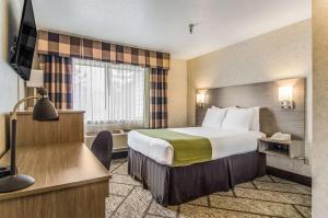 Postel nebo postele na pokoji v ubytování GuestHouse Inn & Suites Poulsbo