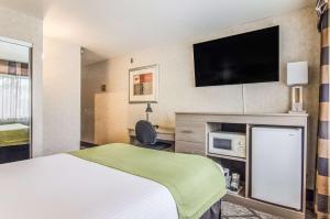 Postel nebo postele na pokoji v ubytování GuestHouse Inn & Suites Poulsbo