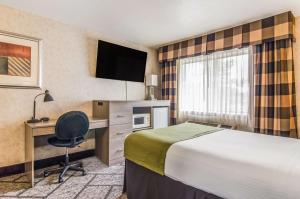 Postel nebo postele na pokoji v ubytování GuestHouse Inn & Suites Poulsbo