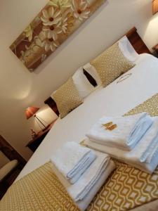 una camera d'albergo con un letto e asciugamani di Casa Da Veiga a Caminha