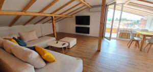 ein Wohnzimmer mit einem Sofa und einem Tisch in der Unterkunft Villa Passage in Ohrid