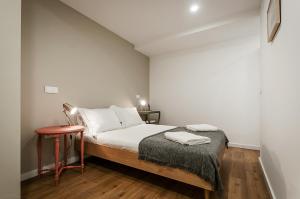 - une petite chambre avec un lit et une table dans l'établissement Sardinha Boémia - Remédios, à Lisbonne