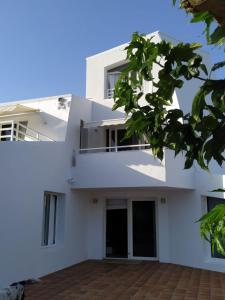con balcone e vista su un edificio bianco. di STARBAL Love a Es Castell