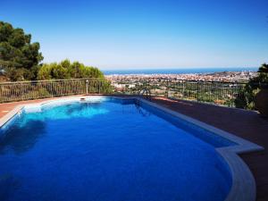 A piscina localizada em Holiday flower villa panoramica sul golfo di Catania ou nos arredores