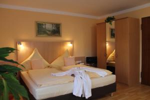 Postel nebo postele na pokoji v ubytování Hotel Brigitte