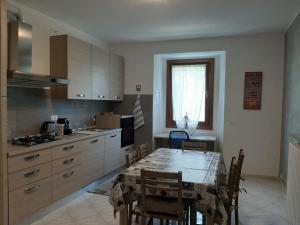 een keuken met een tafel en stoelen in een kamer bij Casa Bibì in Bergamo
