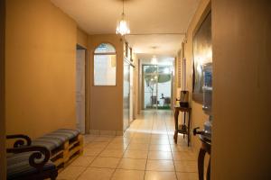 - un couloir avec un canapé et une table dans une chambre dans l'établissement Casa MiMá, à Guatemala