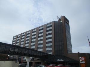 un edificio alto con coches estacionados frente a él en Best Western Plus Executive Residency Waterloo & Cedar Falls, en Waterloo