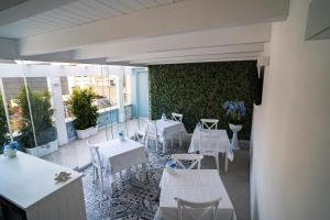 restauracja z białymi stołami i białymi krzesłami w obiekcie L' Angolo dei poeti - Bed and Breakfast w mieście Bari