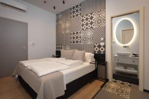 Een bed of bedden in een kamer bij Aborda Rooms
