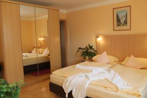 Postel nebo postele na pokoji v ubytování Hotel Brigitte