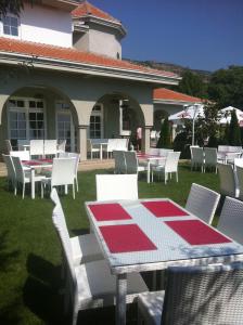 斯科普里的住宿－陽光旅館，桌椅,以及红白的桌椅