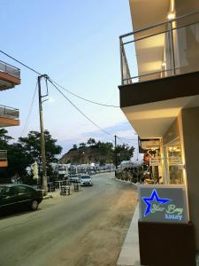 un edificio con un cartello con una stella sul lato di una strada di Star Bay Luxury a Limenaria