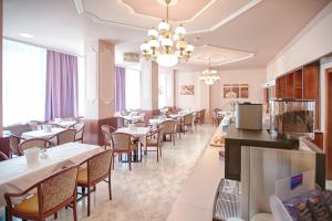 Restaurace v ubytování Frühstückshotel Waldbauer