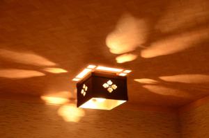 a light on the ceiling of a room at Hakone Kowakien Mikawaya Ryokan in Hakone