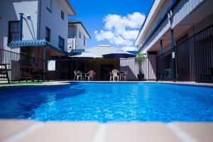 a swimming pool in the middle of a house at Lismore City Motor Inn in Lismore