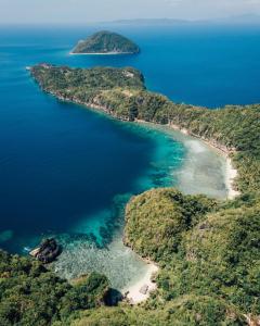 uma vista aérea das ilhas no oceano em Turtle Cove Exclusive Island Resort em Calatrava