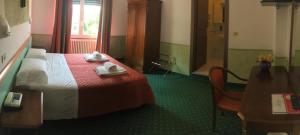Postel nebo postele na pokoji v ubytování Hotel Astoria