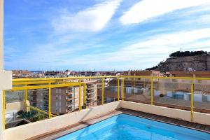 Bazén v ubytování Lagos del Castillo Atico Duplex con piscina privada by costablancarent nebo v jeho okolí